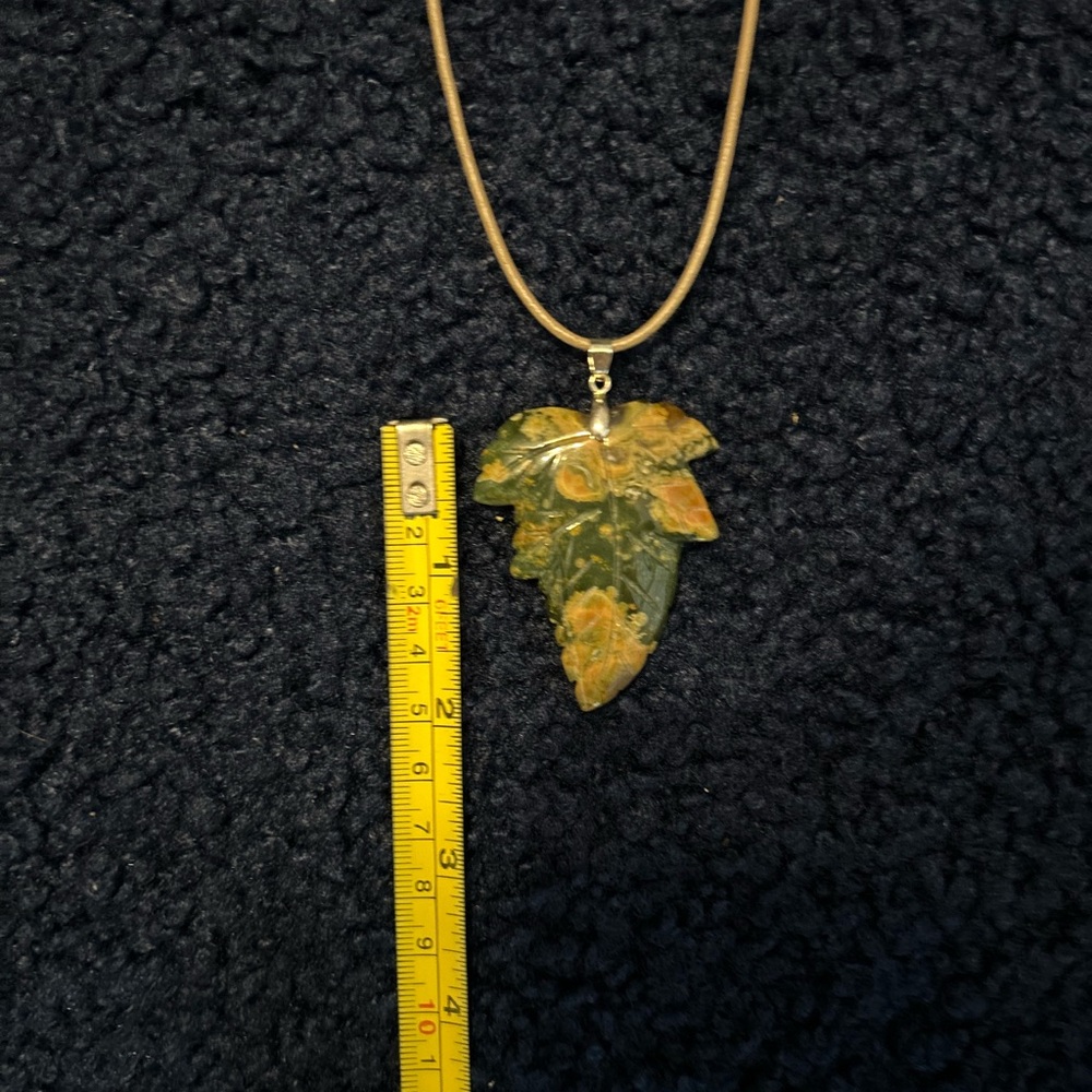 Necklace  🍁 leaf 🍁 shaped pendant necklace. - Picture 2 of 8